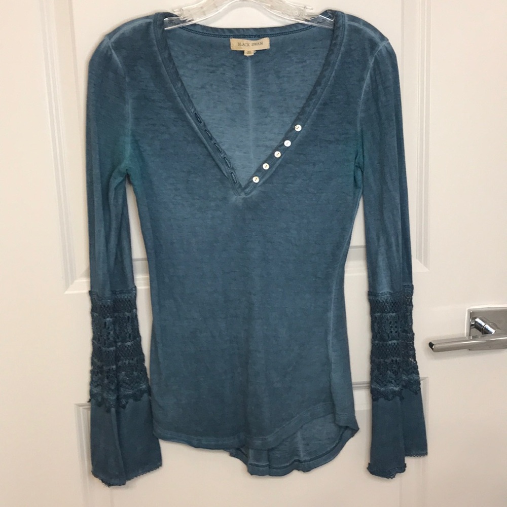 Sexy Low v-neck tee with crochet detail